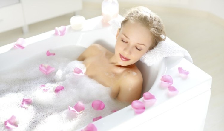 trucos-para-tomar-un-bano-relajante-en-un-hotel-1